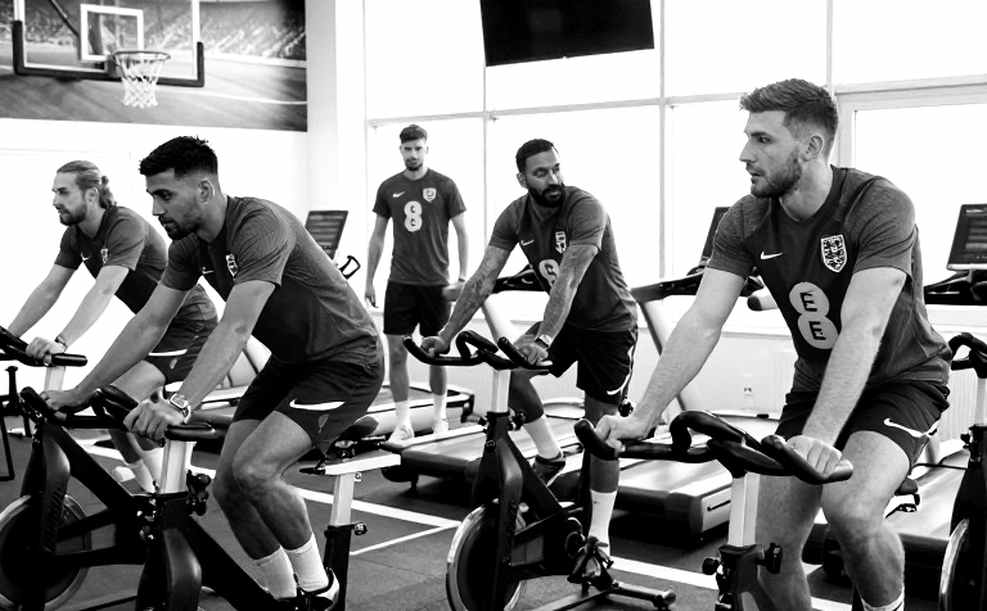 Al Nassr sụt giảm xếp hạng sau trận thua trước Al Ittihad: Ronaldo bị mỉm hiệu vì hành động nhìn lén giấy chiến thuật