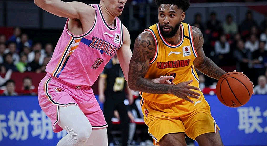 Crvena Zvezda chìm trong khủng hoảng hàng trong: Jonathan Motley nghỉ dài hạn, Ebuka Izundu gánh cả khu vực dưới rổ